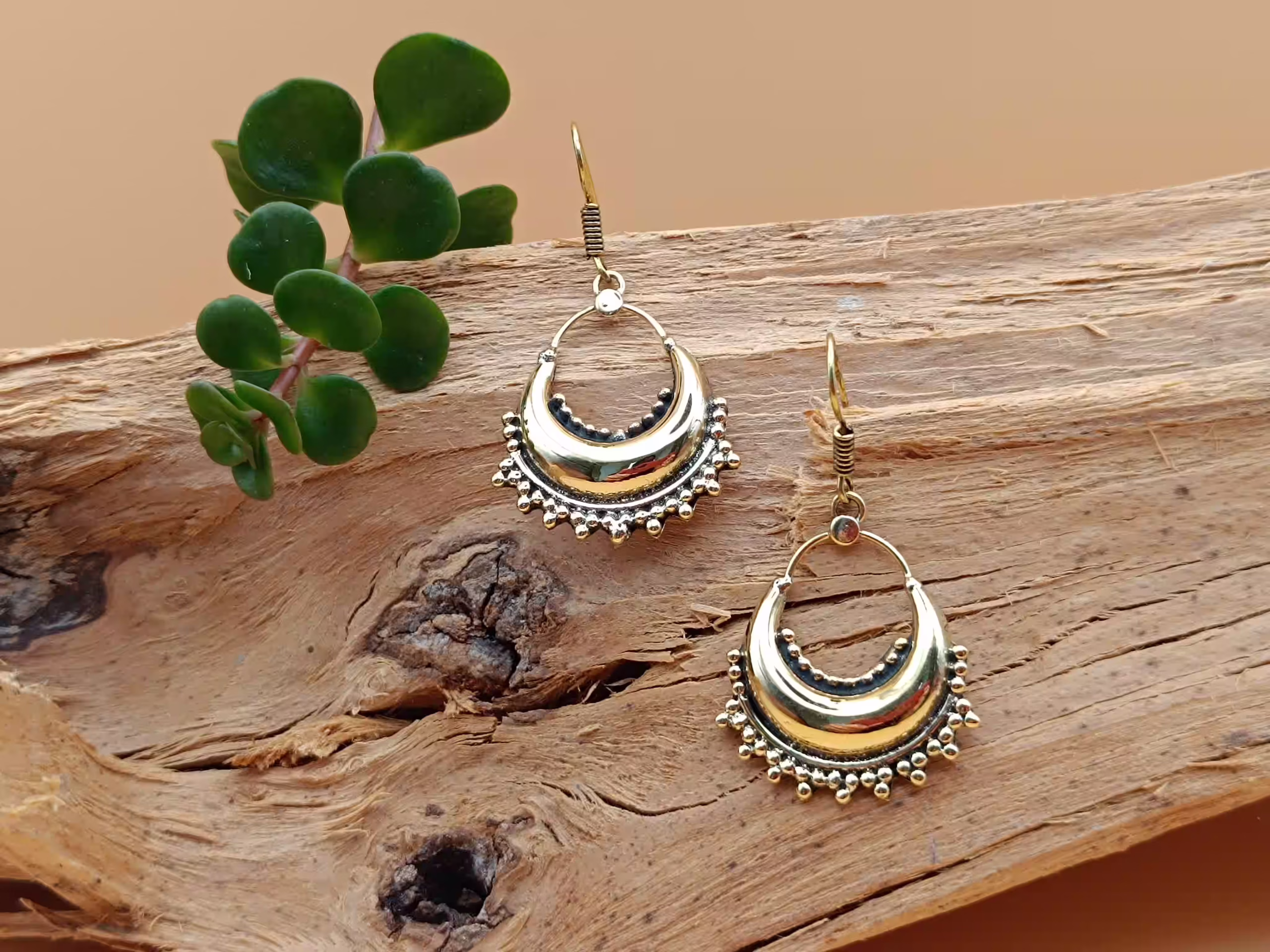 boucles-oreilles-ethniques-laiton Boucles d’oreilles ethniques en laiton doré motif demi-lune avec perles style bohème