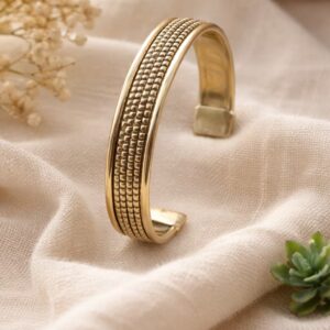 bracelet bohème laiton doré texturé motif ethnique