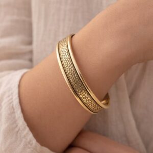 bracelet manchette laiton porté poignet style ethnique chic