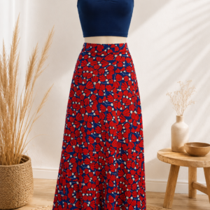 Jupe longue portefeuille bleue à motifs rouges orange coupe ajustable.