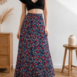 Jupe longue portefeuille en viscose à motif floral bleu et rouge pour femme.