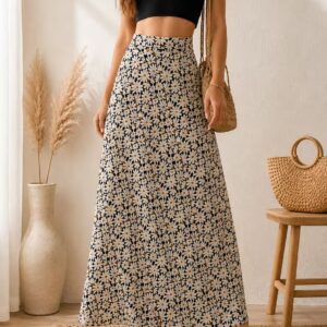 Jupe longue portefeuille Nolïa en viscose à motifs marguerites, portée avec un top noir.