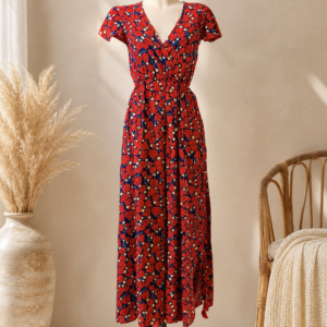 Robe longue Rosalï en viscose rouge décolleté croisé taille souple extensible.